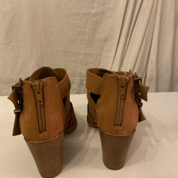 Giani Bini tan suede ankle booties with zip up heels various sizes all NWT - Picture 3 of 8